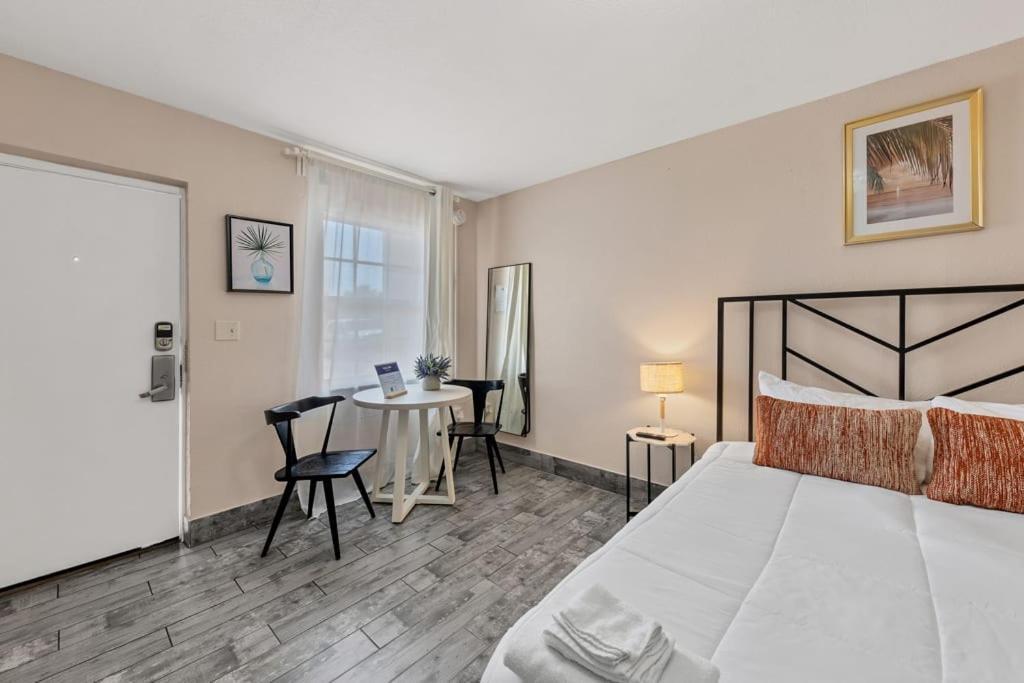 Located By The Beach 1 Bedroom With Parking And Pool