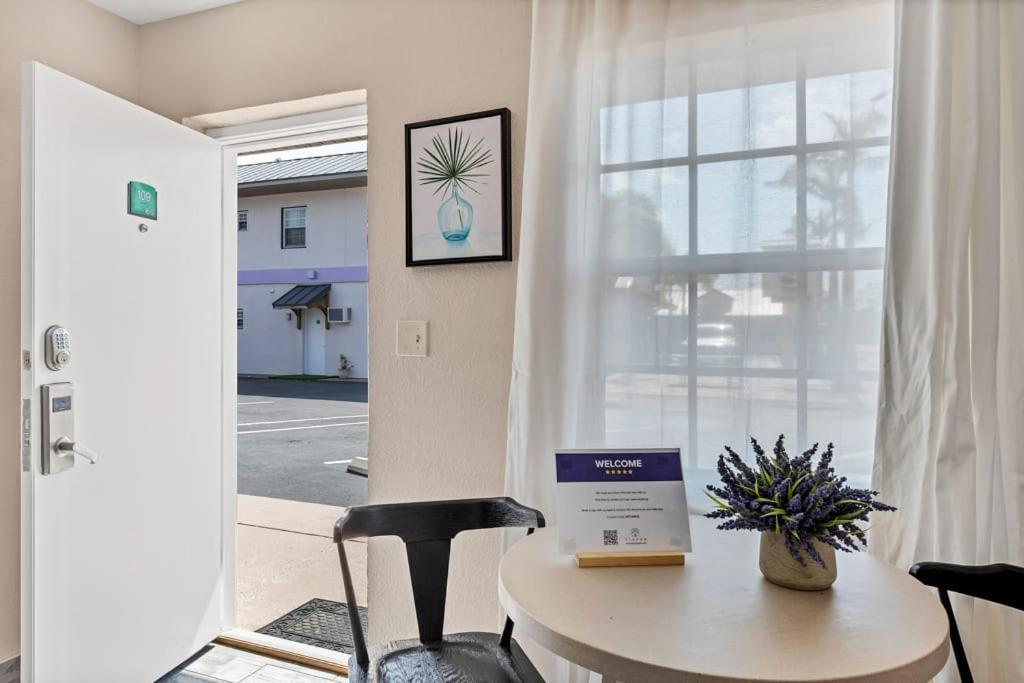 Located By The Beach 1 Bedroom With Parking And Pool * Clearwater