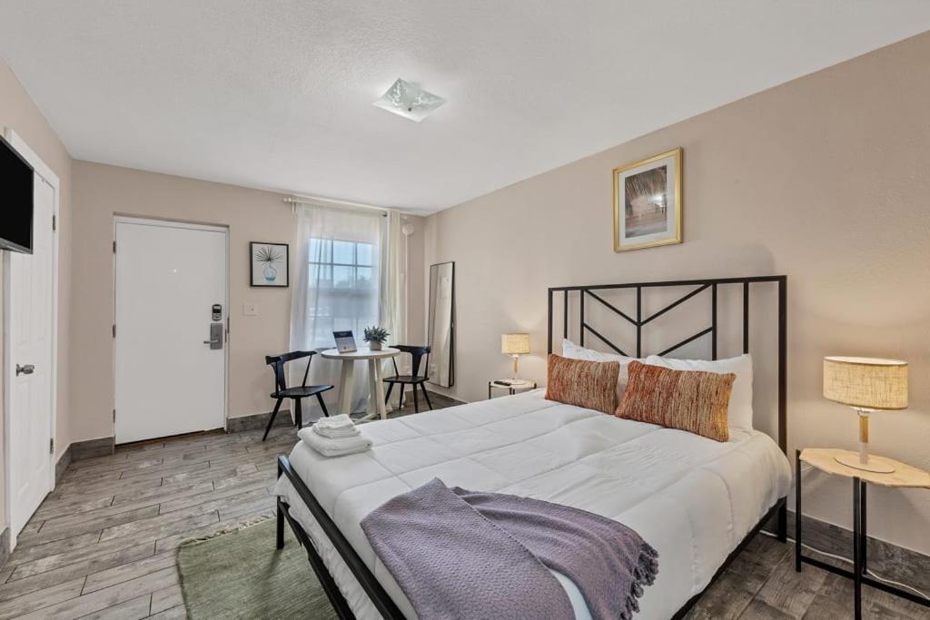 Located By The Beach 1 Bedroom With Parking And Pool Apartment *
