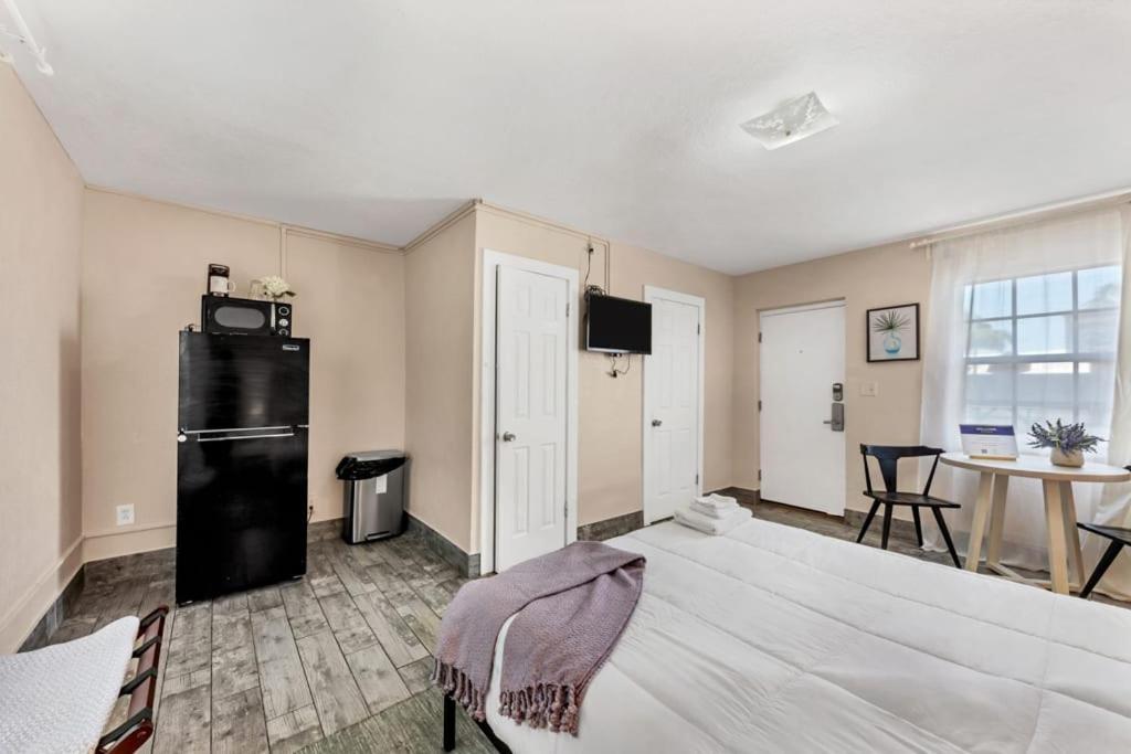 Apartment Located By The Beach 1 Bedroom With Parking And Pool
