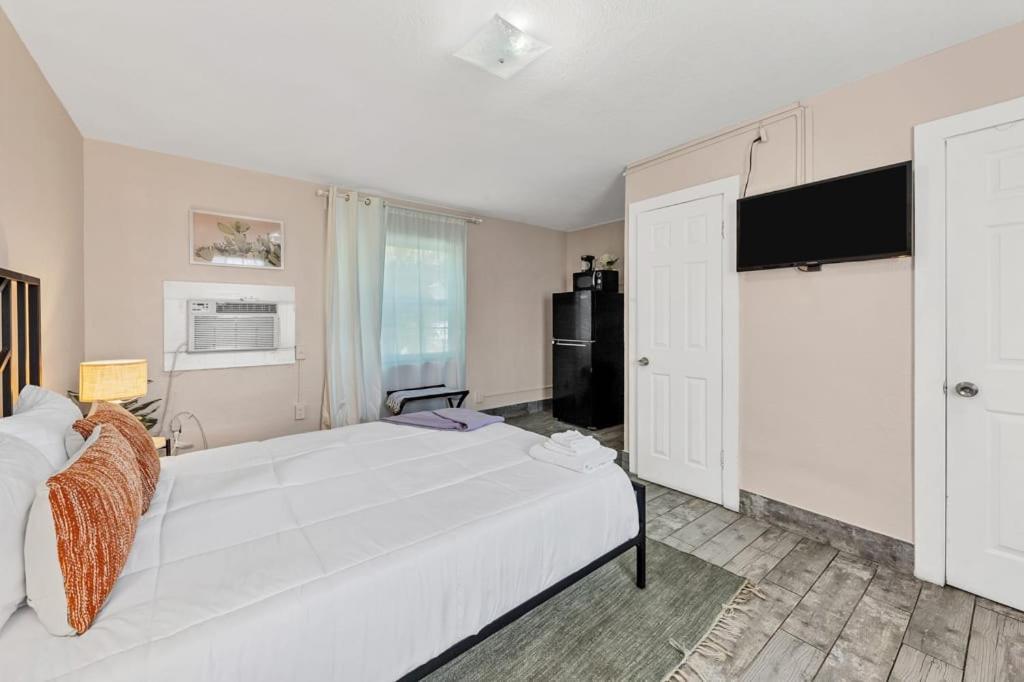 Located By The Beach 1 Bedroom With Parking And Pool Clearwater