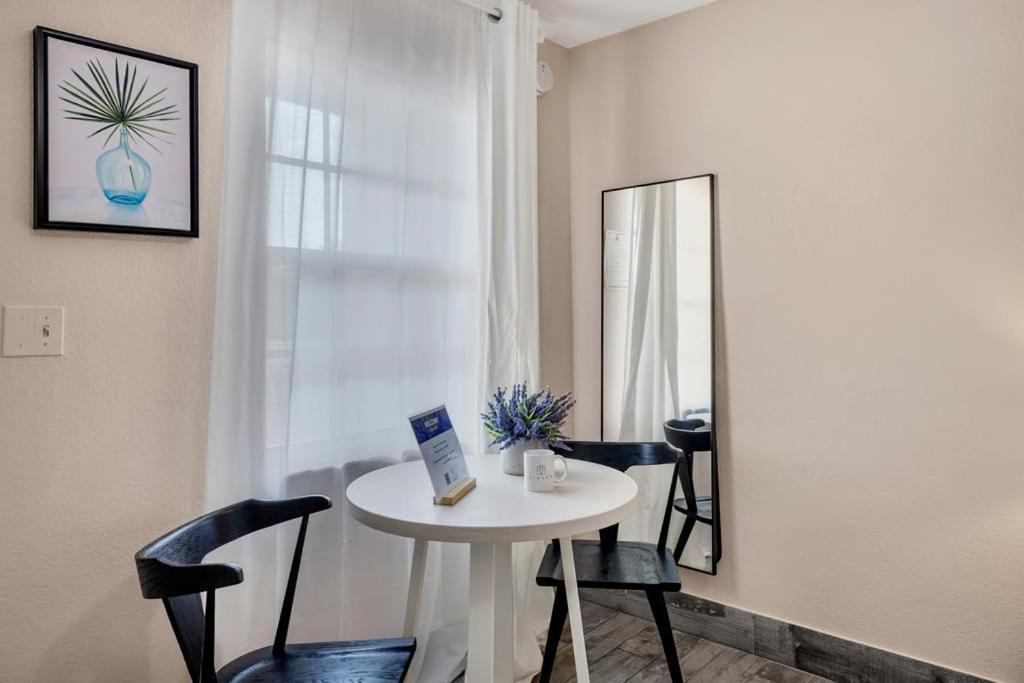 Located By The Beach 1 Bedroom With Parking And Pool Apartment *