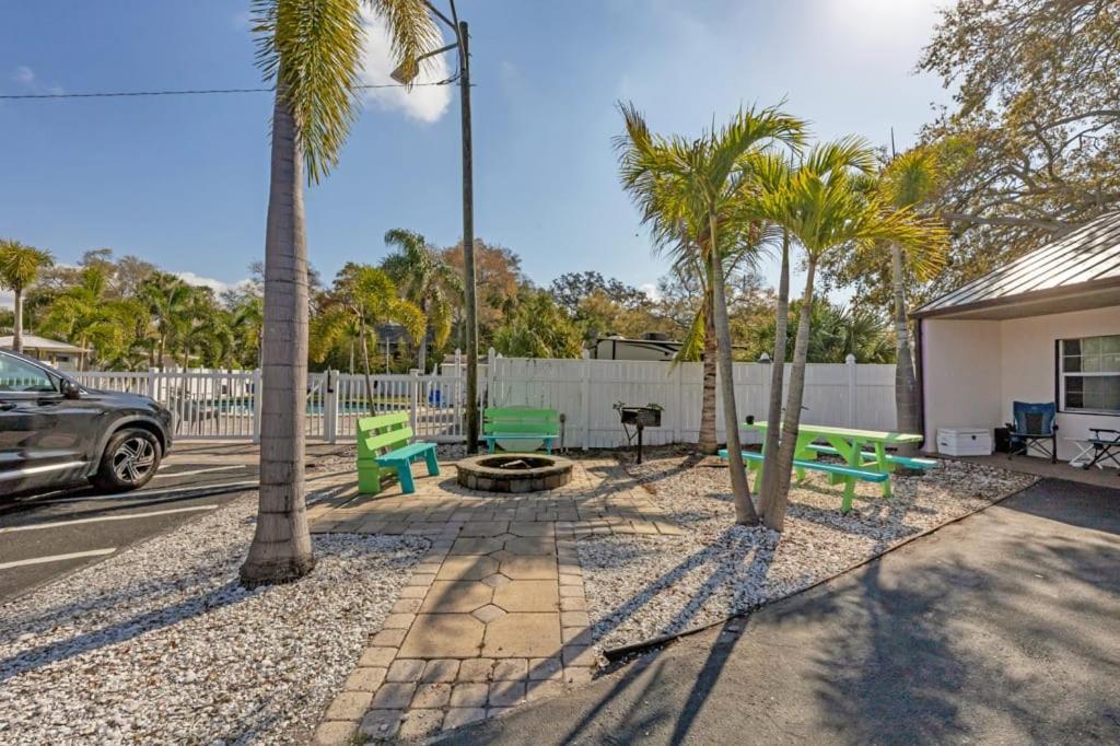 Located By The Beach 1 Bedroom With Parking And Pool