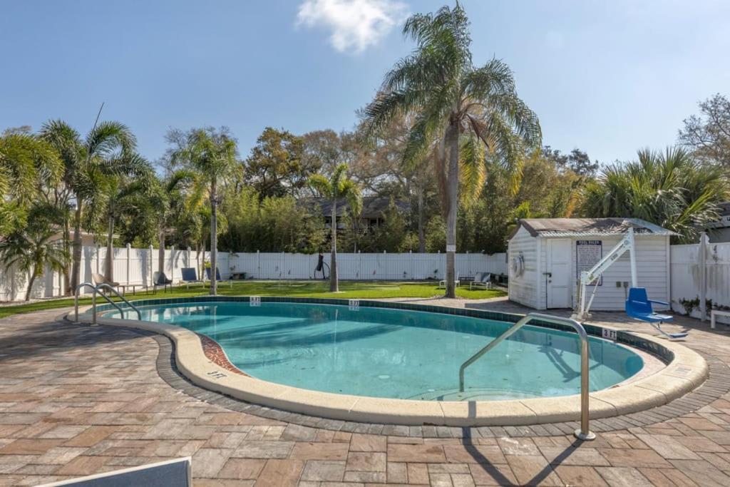 Located By The Beach 1 Bedroom With Parking And Pool Apartment Clearwater