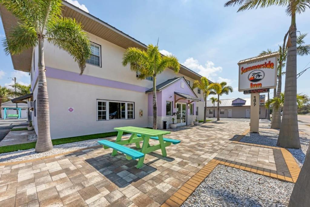 Apartment Located By The Beach 1 Bedroom With Parking And Pool *