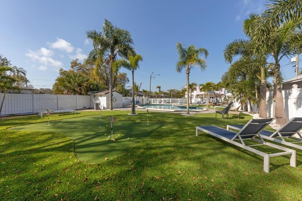 Located By The Beach 1 Bedroom With Parking And Pool *