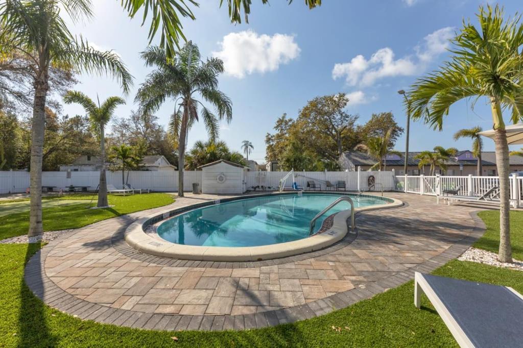 Located By The Beach 1 Bedroom With Parking And Pool