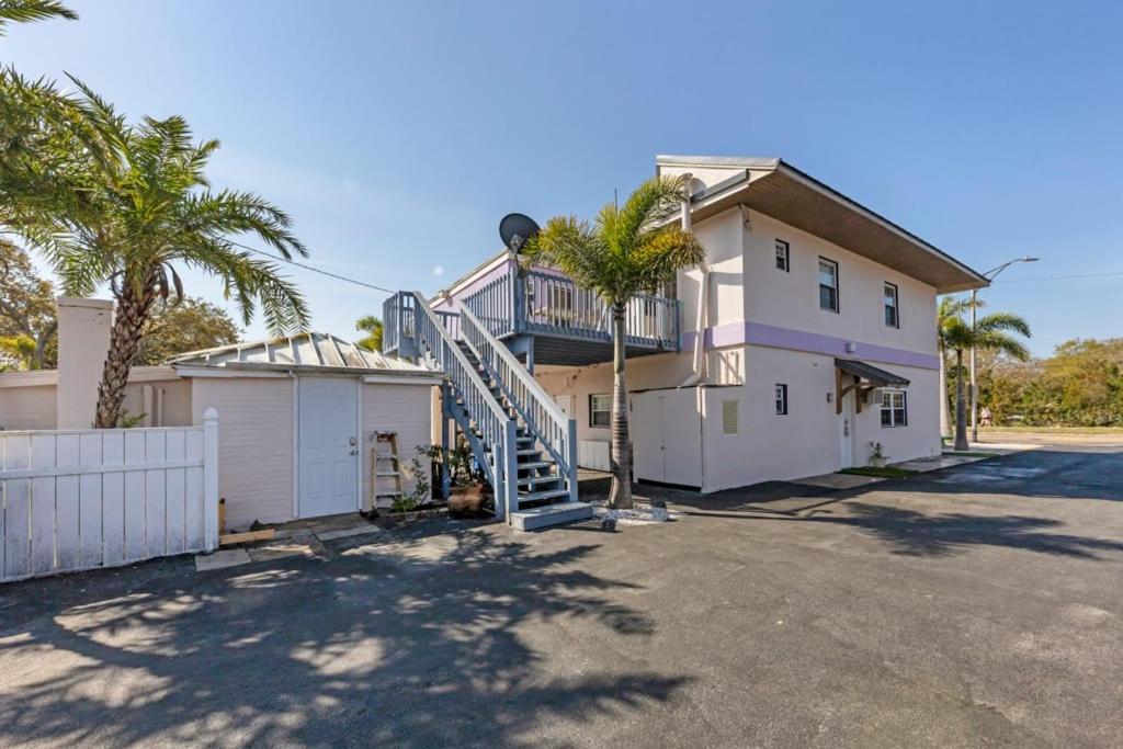 Apartment Located By The Beach 1 Bedroom With Parking And Pool