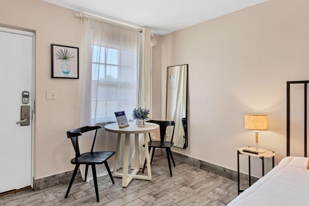 Apartment Located By The Beach 1 Bedroom With Parking And Pool *