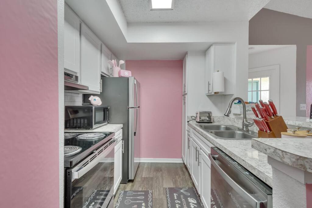 Apartment Remodeled Cozy Pink Themed Family Unit - 10 Mins From