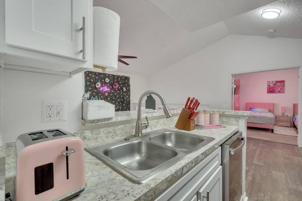 Remodeled Cozy Pink Themed Family Unit - 10 Mins From Apartment