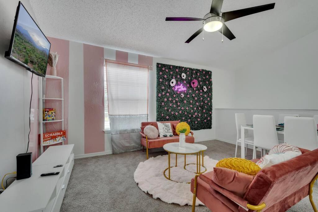 Remodeled Cozy Pink Themed Family Unit - 10 Mins From *