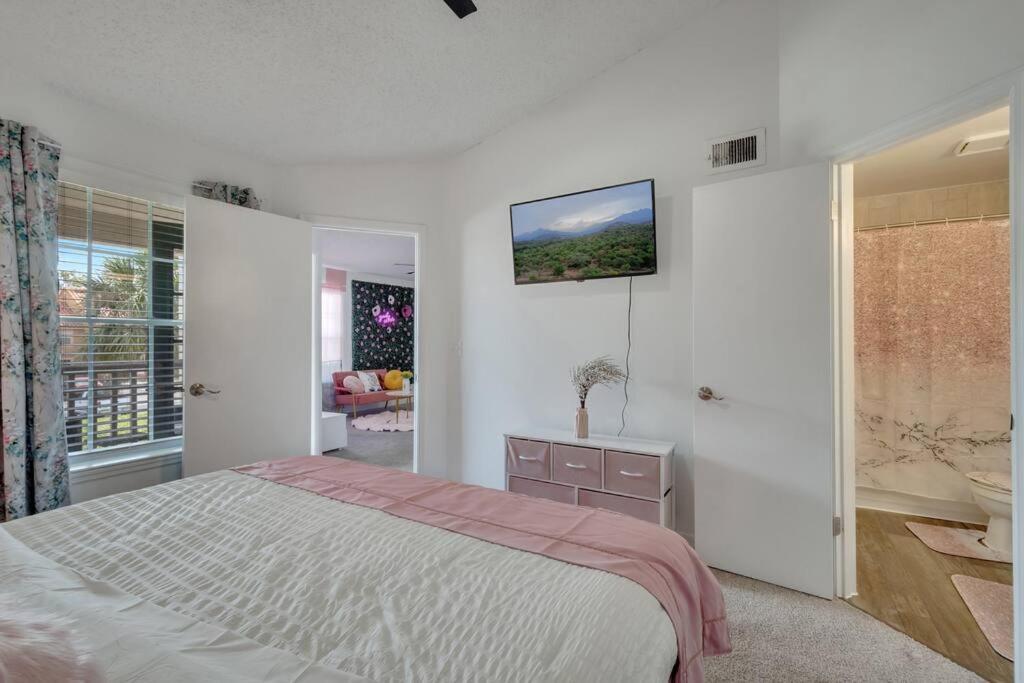 Apartment Remodeled Cozy Pink Themed Family Unit - 10 Mins From