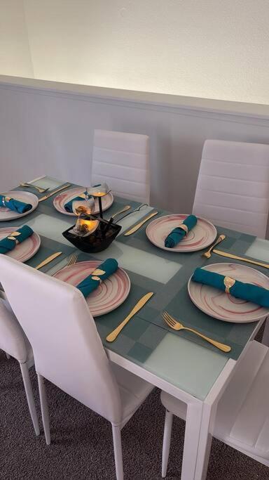 Apartment Remodeled Cozy Pink Themed Family Unit - 10 Mins From