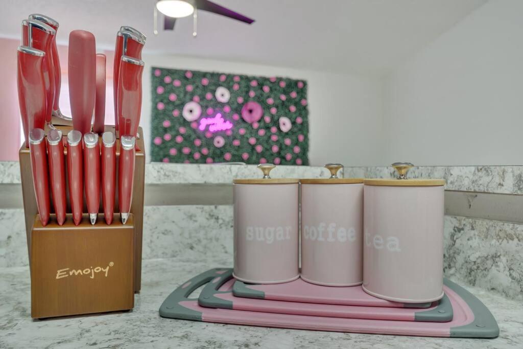 Remodeled Cozy Pink Themed Family Unit - 10 Mins From Apartment *
