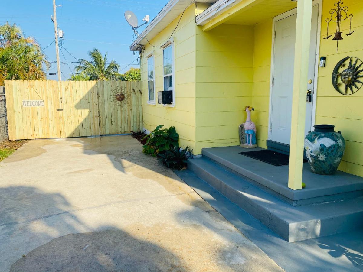 Palm Retreat: Beachside Comfort With Outdoor Oasis Holiday home *