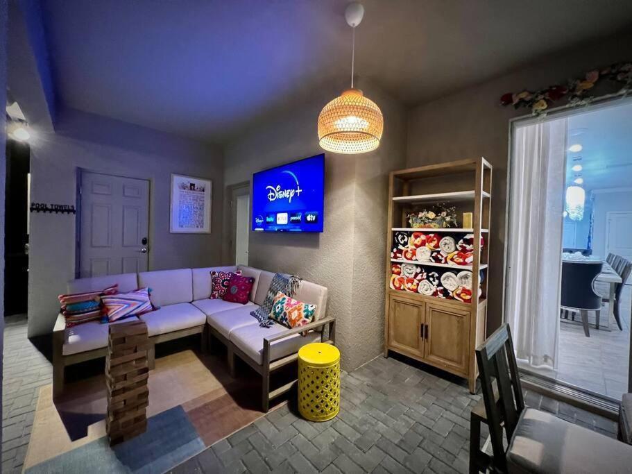Spectacular! Disney/universal Themed Davenport