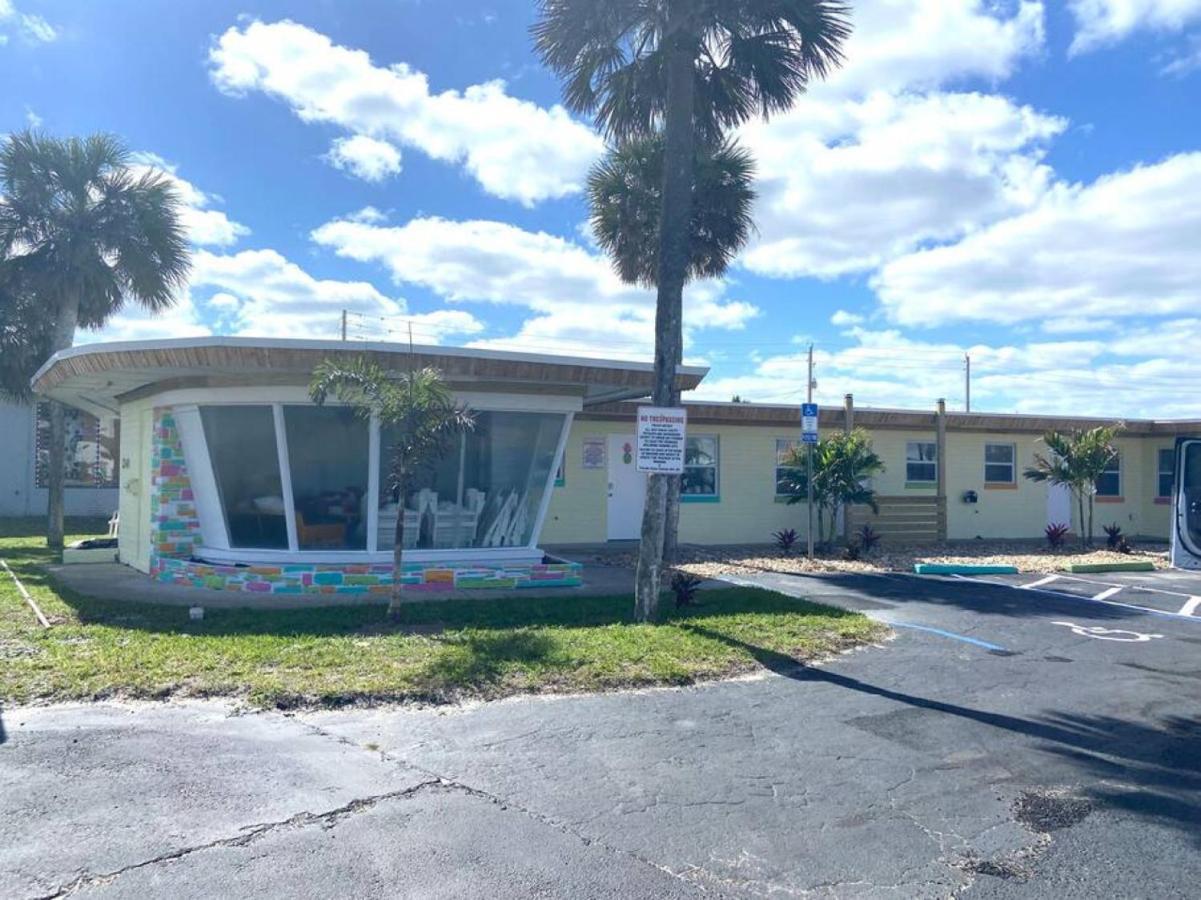 Pineapple Shores Retro 9 Apartment Daytona Beach