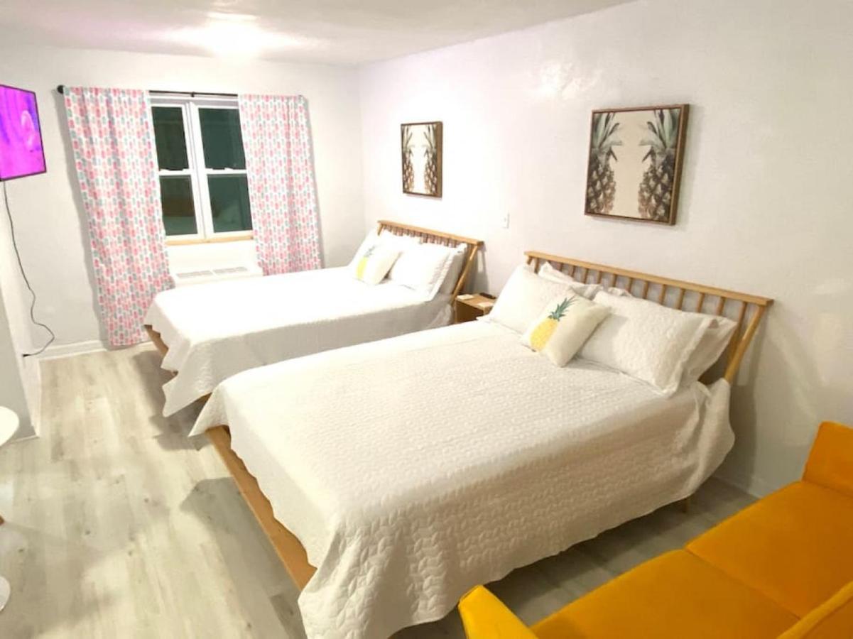 Pineapple Shores Retro 5 *