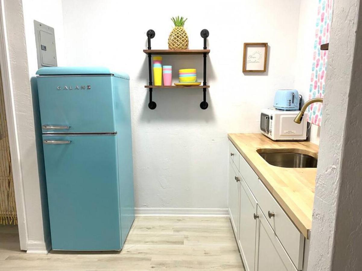 Pineapple Shores Retro 4 Apartment *