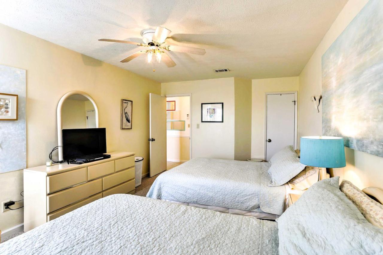 Apartment Pcb With Pool And Grill Access - Walk To Beach! *