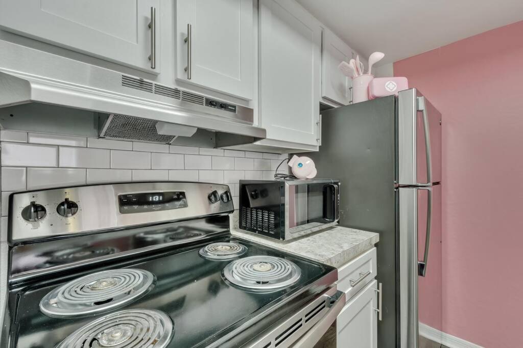 Apartment Remodeled Cozy Pink Themed Family Unit - 10 Mins From Kissimmee
