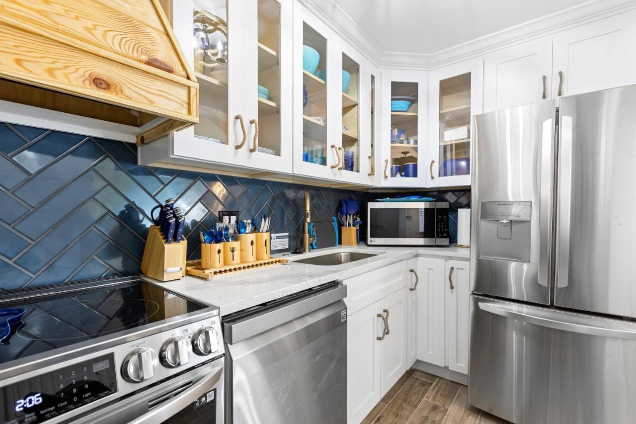 Premier 2bd Waterfront Barefoot Beach *