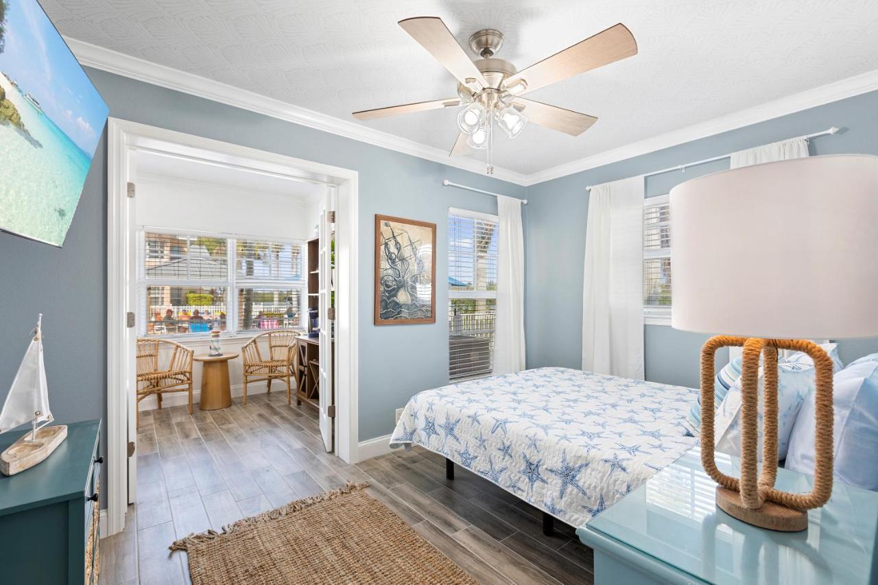 Premier 2bd Waterfront Barefoot Beach