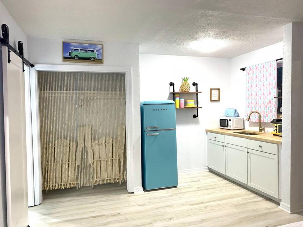 Pineapple Shores Retro 4 *