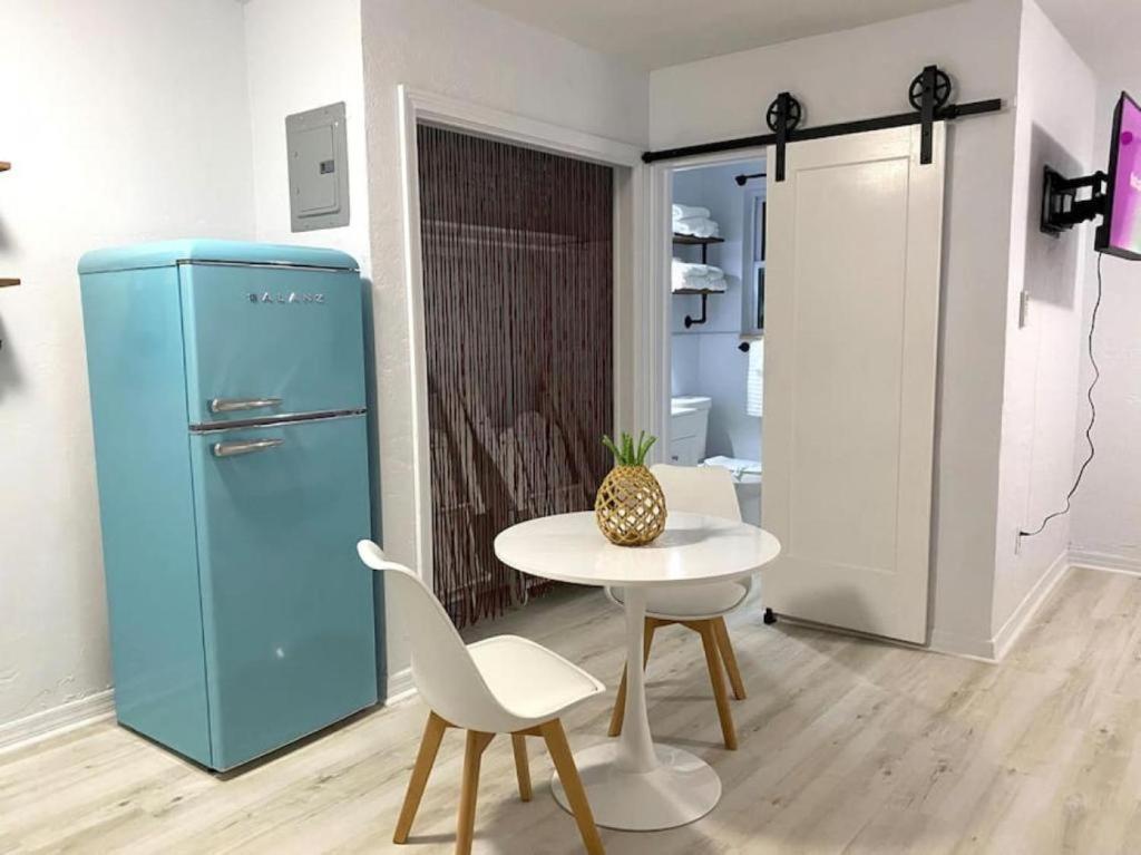 Pineapple Shores Retro 4 Apartment