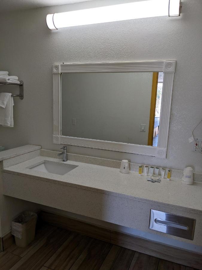 Days & By Wyndham Hotel Port Richey