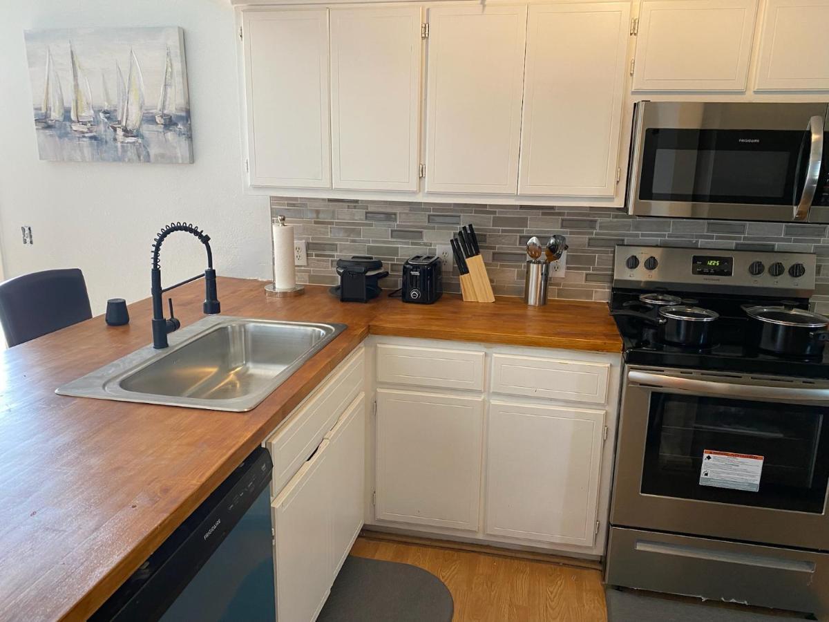 Beautiful House Sleeps 12 - Hot Tub - Breakfast - Walk To