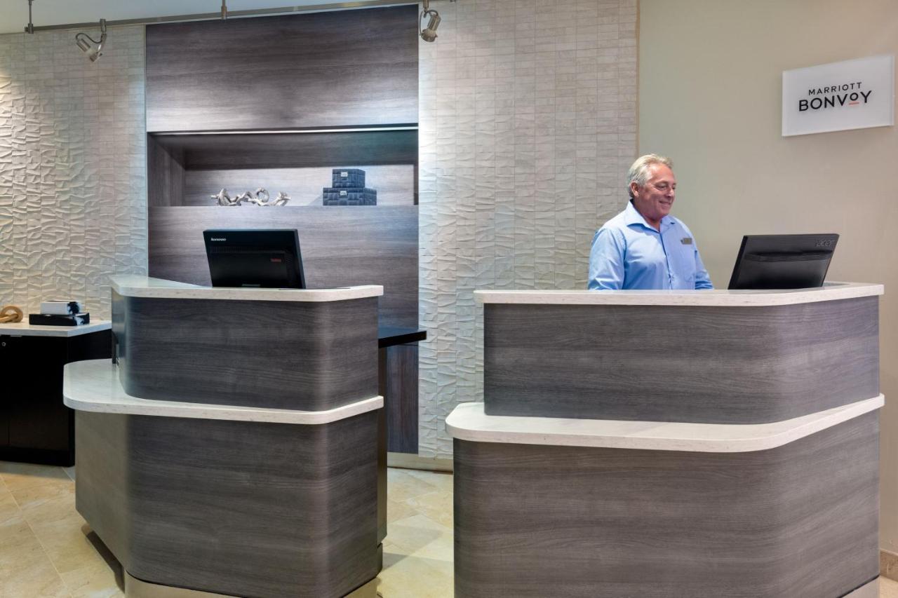 Courtyard By Marriott At Town Center Hotel Sarasota