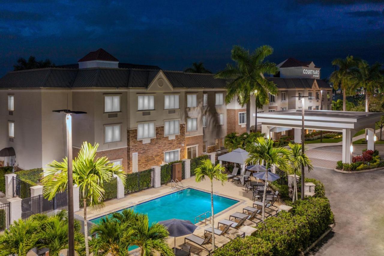 Courtyard By Marriott At Town Center Hotel