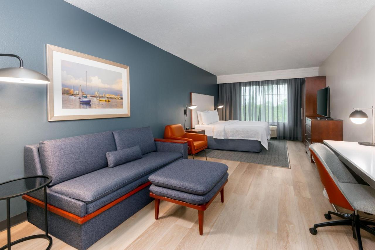 Courtyard By Marriott At Town Center Hotel Sarasota