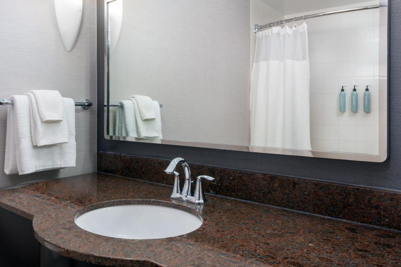 Courtyard By Marriott At Town Center Sarasota