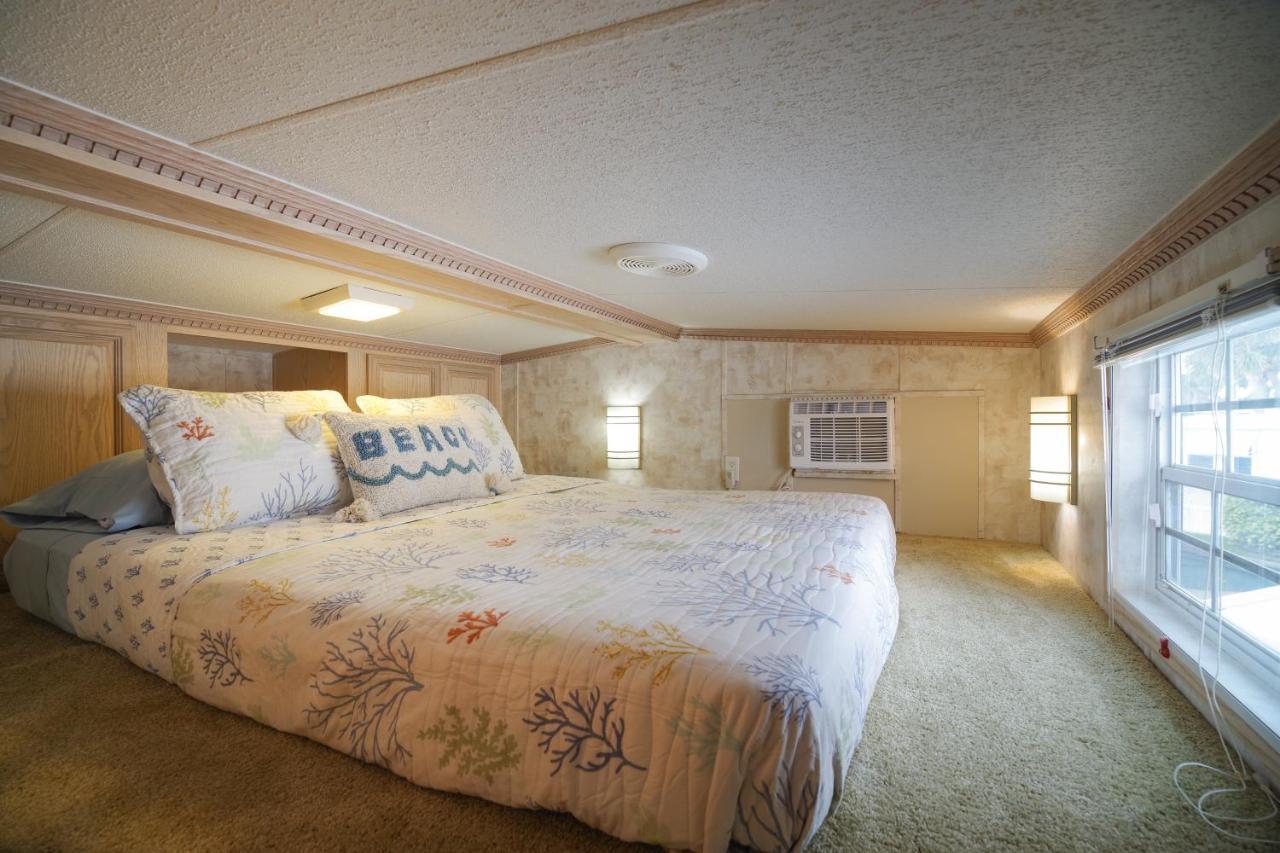 Cozy With Community Pools And Access!