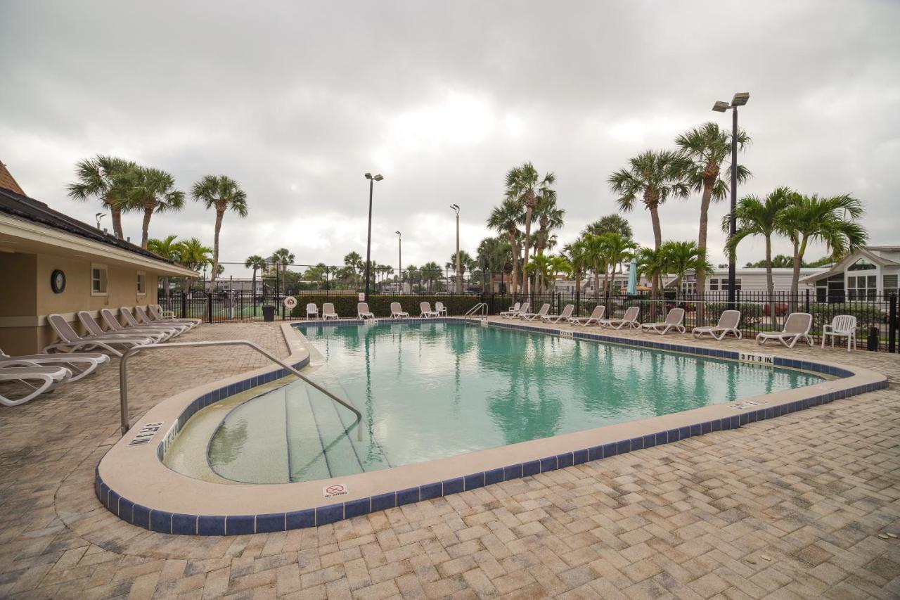 Cozy With Community Pools And Access! Melbourne Beach