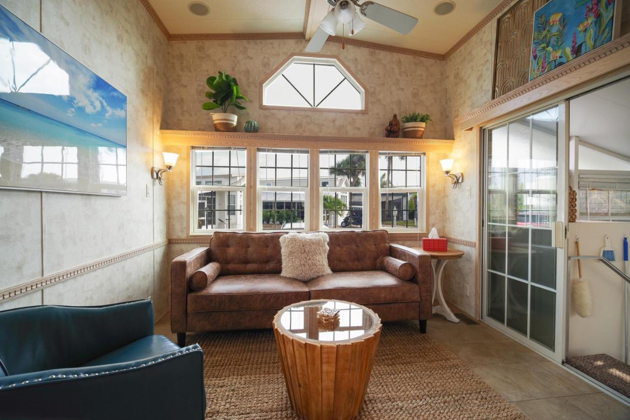 Cozy With Community Pools And Access!