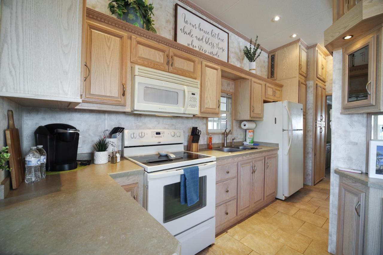 Cozy With Community Pools And Access! *