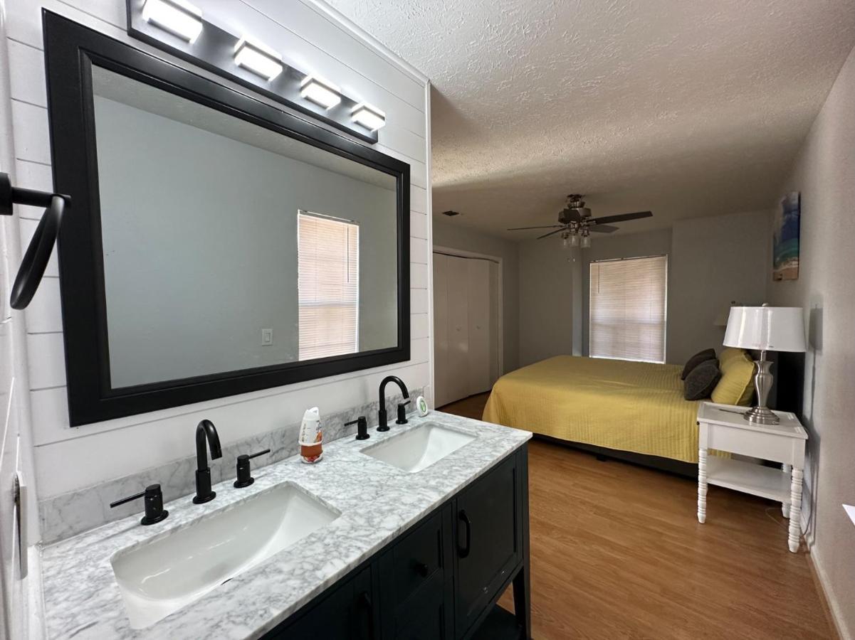 Beautiful House Sleeps 12 - Hot Tub - Breakfast - Walk To *