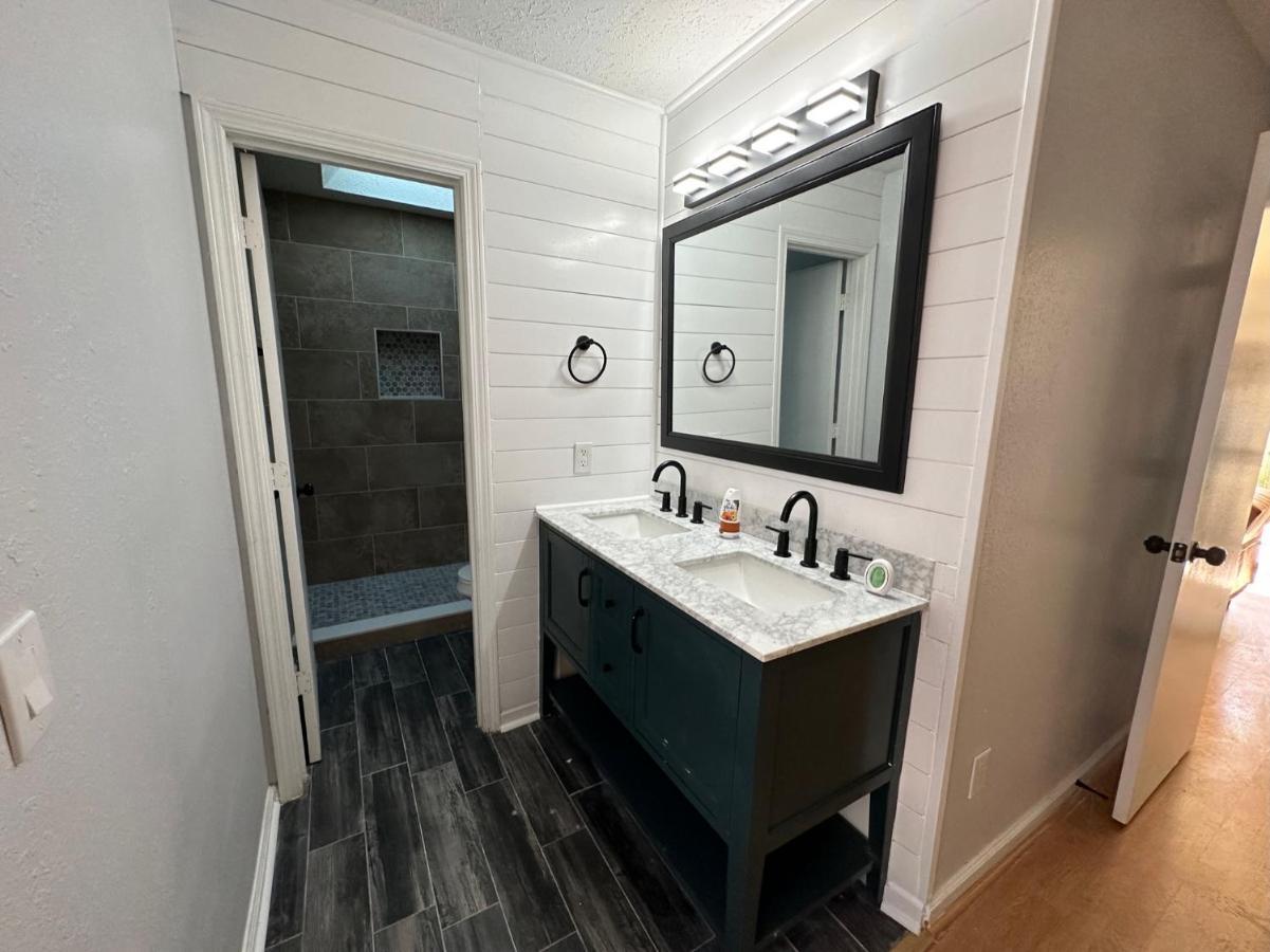 Beautiful House Sleeps 12 - Hot Tub - Breakfast - Walk To *