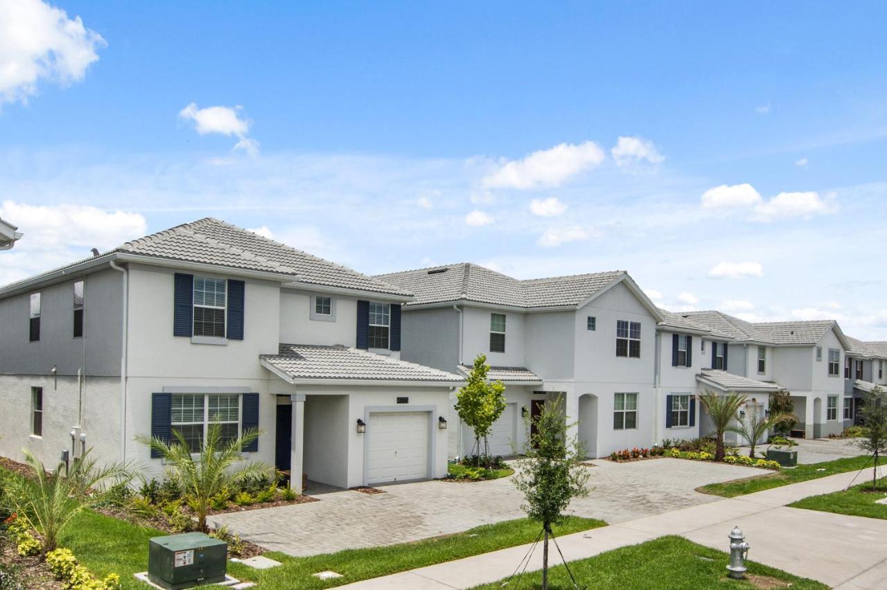 Holiday home 5br 5bath Pvt Bbq Pool 10min 3077ft Kissimmee