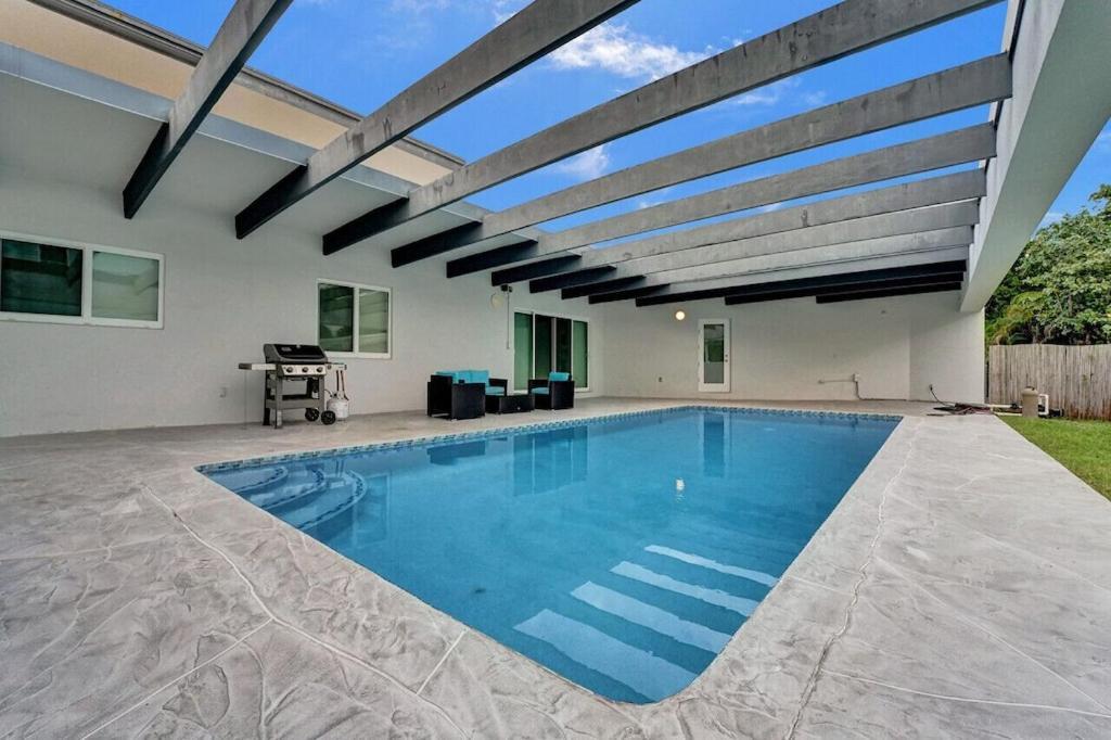 King 1bd W/ Pool, Grill, Near Beach & Downtown *