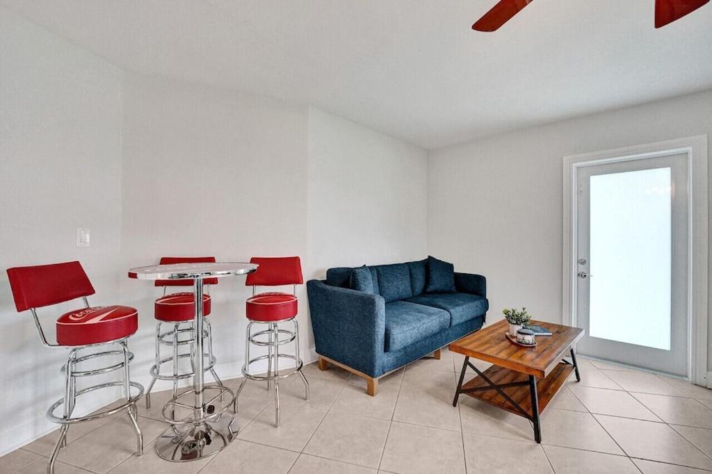 King 1bd W/ Pool, Grill, Near Beach & Downtown Apartment