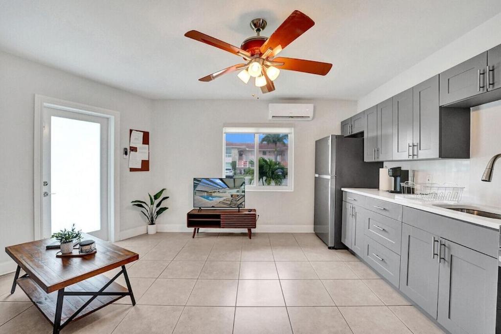King 1bd W/ Pool, Grill, Near Beach & Downtown Apartment