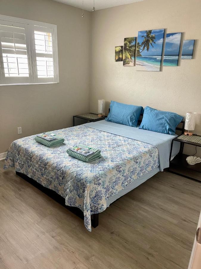 Lovely 2 Bedroom 1 Bathroom Retreat Minutes From The Apartment
