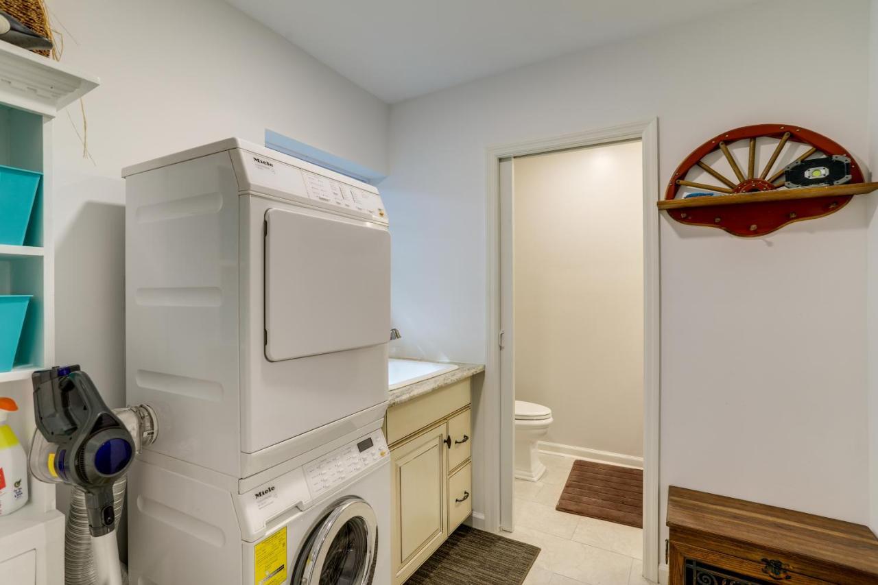Charming With Yard About 5 Mi To Beach!