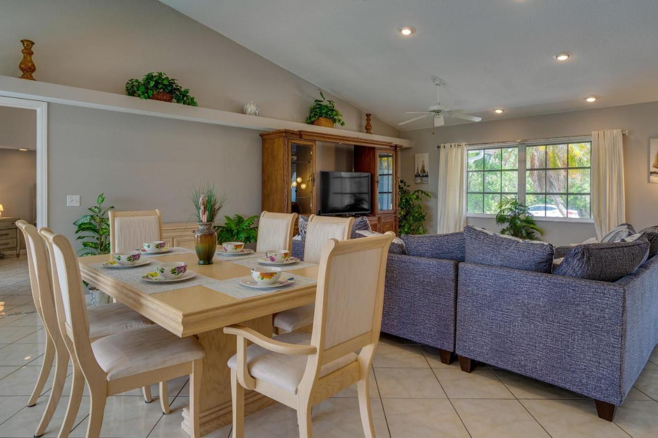 With Pool - 8 Mi To Beaches! Holiday home *