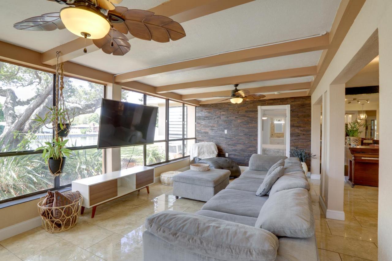 Waterfront With Game Room, 2 Miles To Beach! Holiday home *